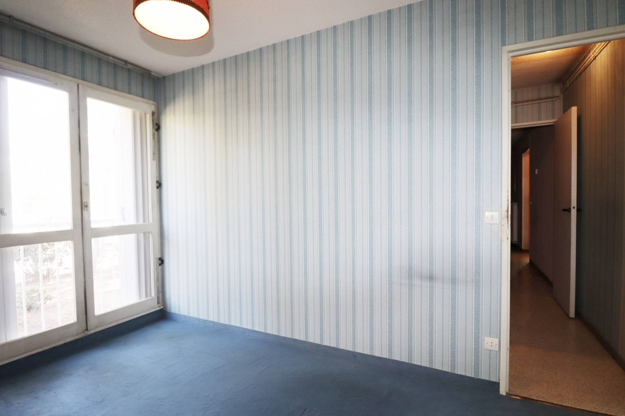 A vendre  appartement 2 pièces à rénover entièrement entre la Pomme et les Caillols 13011 Marseille