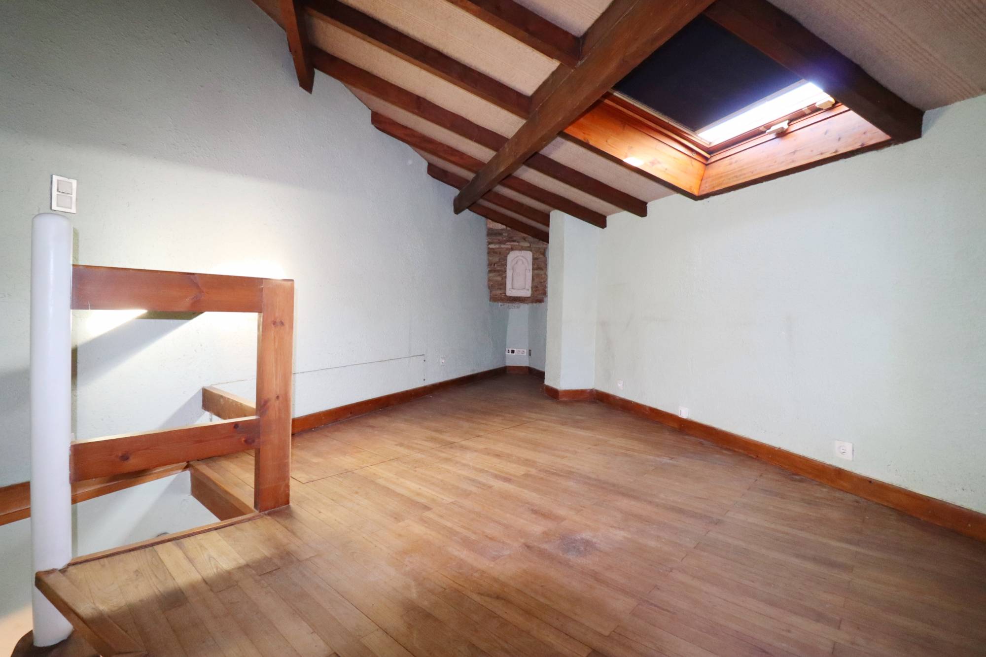 Spécialiste de la location transaction sur Marseille, avec plus de 20 années d'expérience, l'agence immobilière Provencia est heureuse de vous faire découvrir un bien rare à la vente avec beaucoup de potentiel.