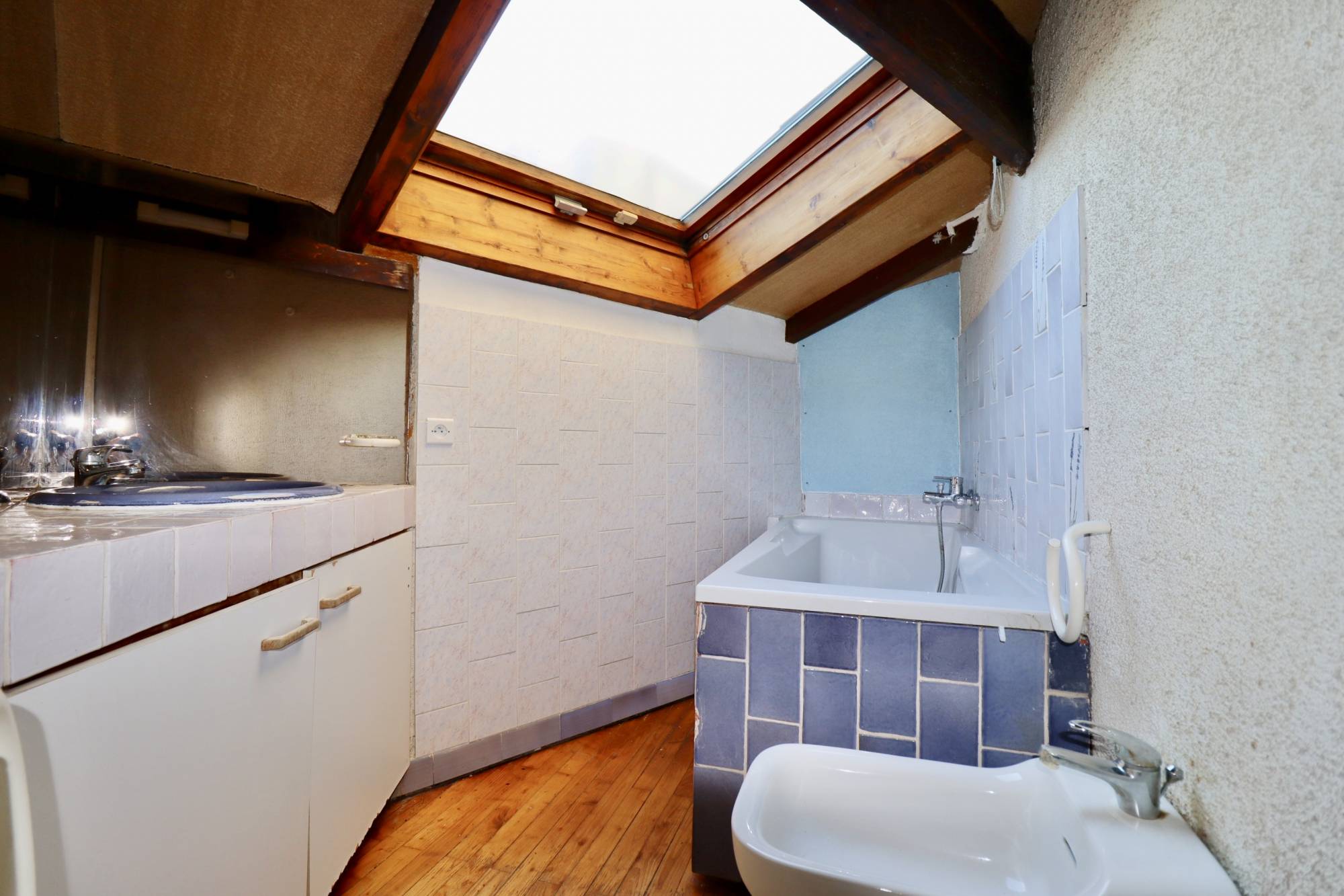 Spécialiste de la location transaction sur Marseille, avec plus de 20 années d'expérience, l'agence immobilière Provencia est heureuse de vous faire découvrir un bien rare à la vente avec beaucoup de potentiel.