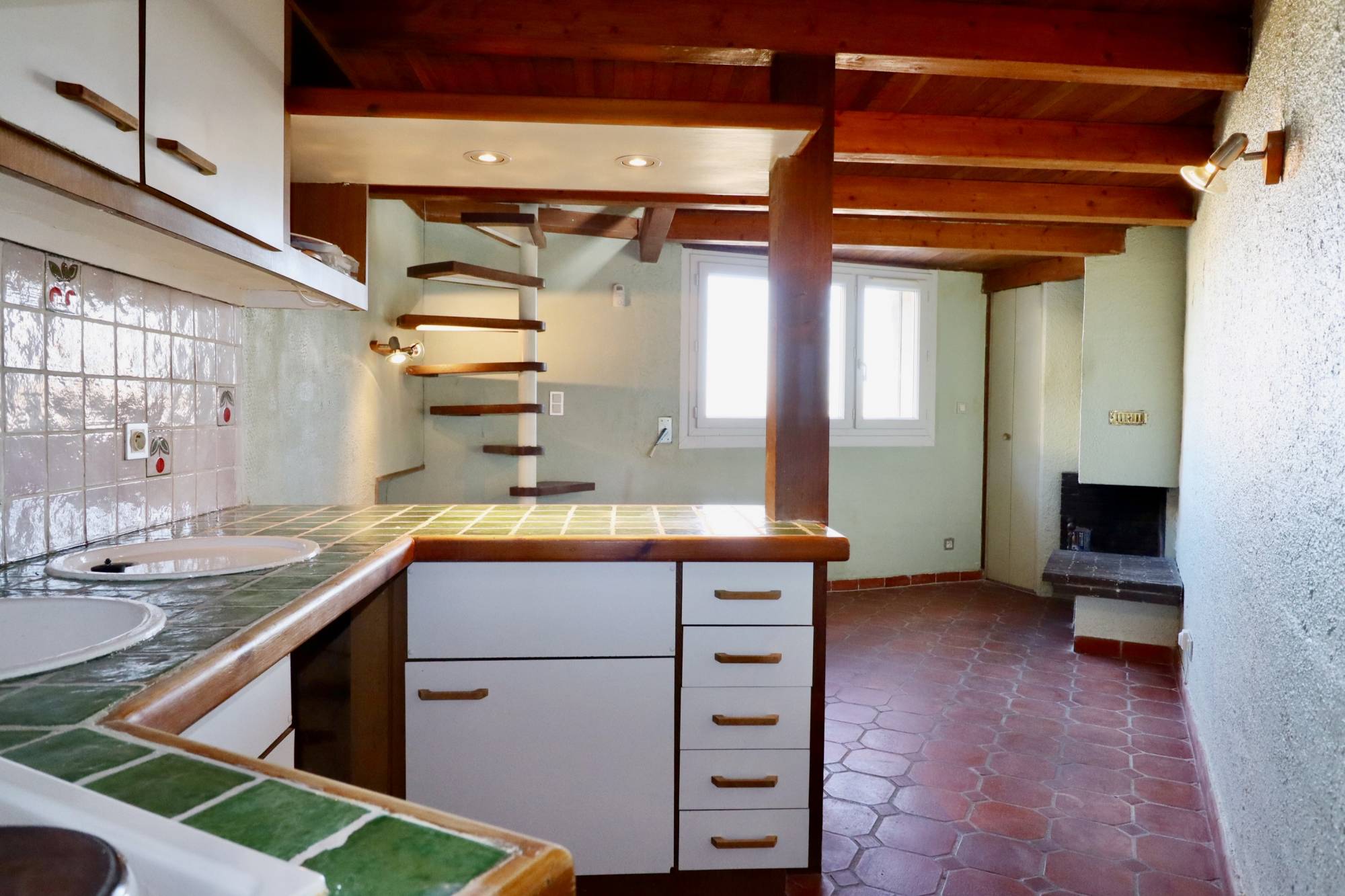 Spécialiste de la location transaction sur Marseille, avec plus de 20 années d'expérience, l'agence immobilière Provencia est heureuse de vous faire découvrir un bien rare à la vente avec beaucoup de potentiel.