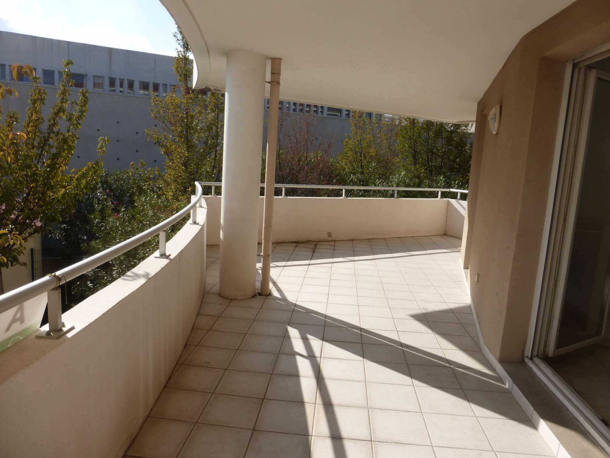 A vendre appartement 3 pièces d'environ 55 m² avec terrasse de 29 m² et place de parking privative entre Saint Jean du désert et la Fourragère 13012 Marseille