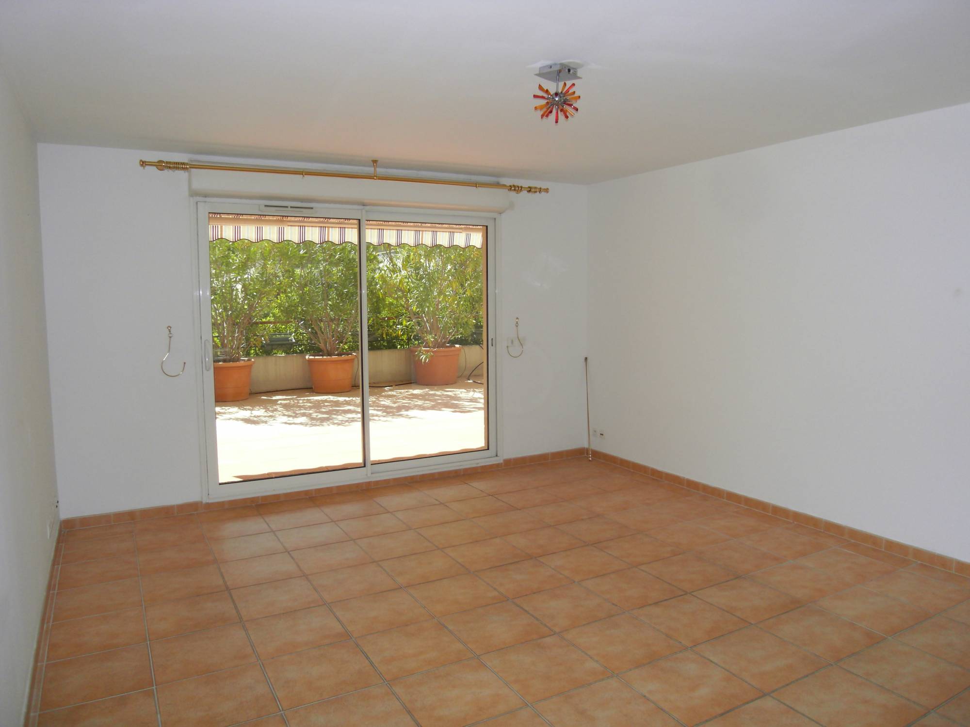 terrasse A vendre logement occupé dans résidence de standing 3 pièces de 66 m2 avec terrasse de 73 m3 Bois Luzy 13012 Marseille