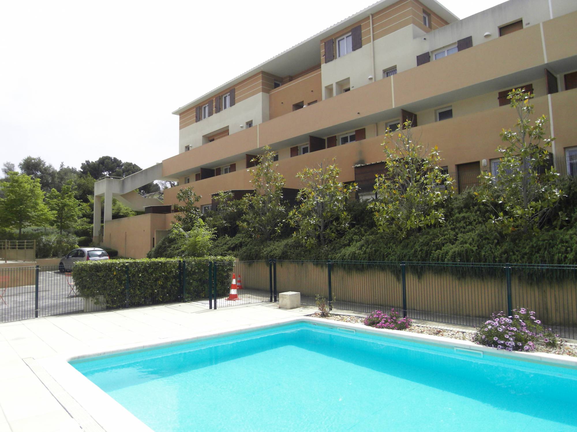 A vendre appartement en duplex avec terrasse et place de parking privative village de plan de cuques  (13380)