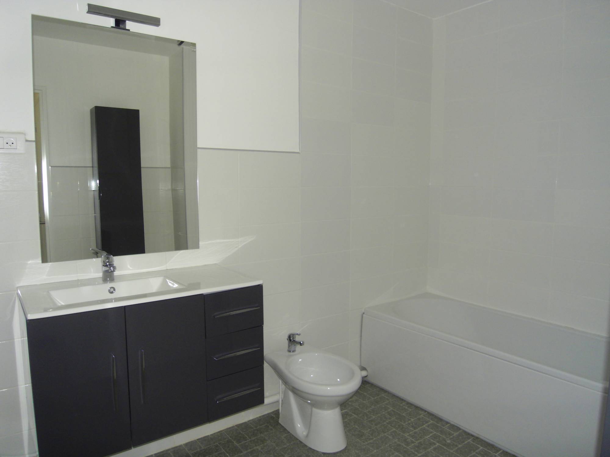 salle de bains Provencia immobilier implantée au coeur du village de Saint Barnabé 13012 Marseille est heureuse de vous présenter à la vente un appartement 4 pièces de 90 m².