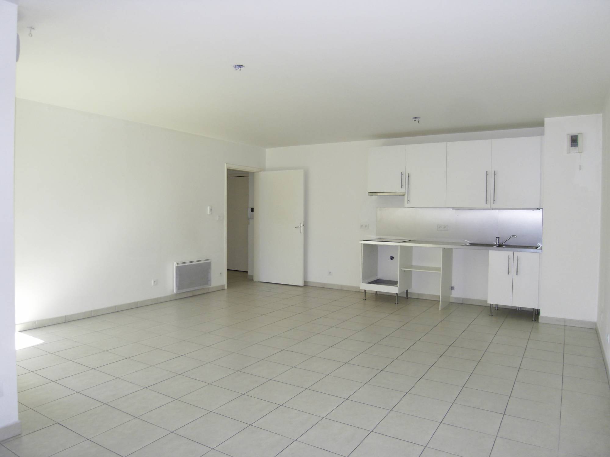 Pour un investissement locatif à vendre appartement 3 pièces de 64 m² avec terrasse et place de parking privative Secteur Saint Charles 13003 Marseille