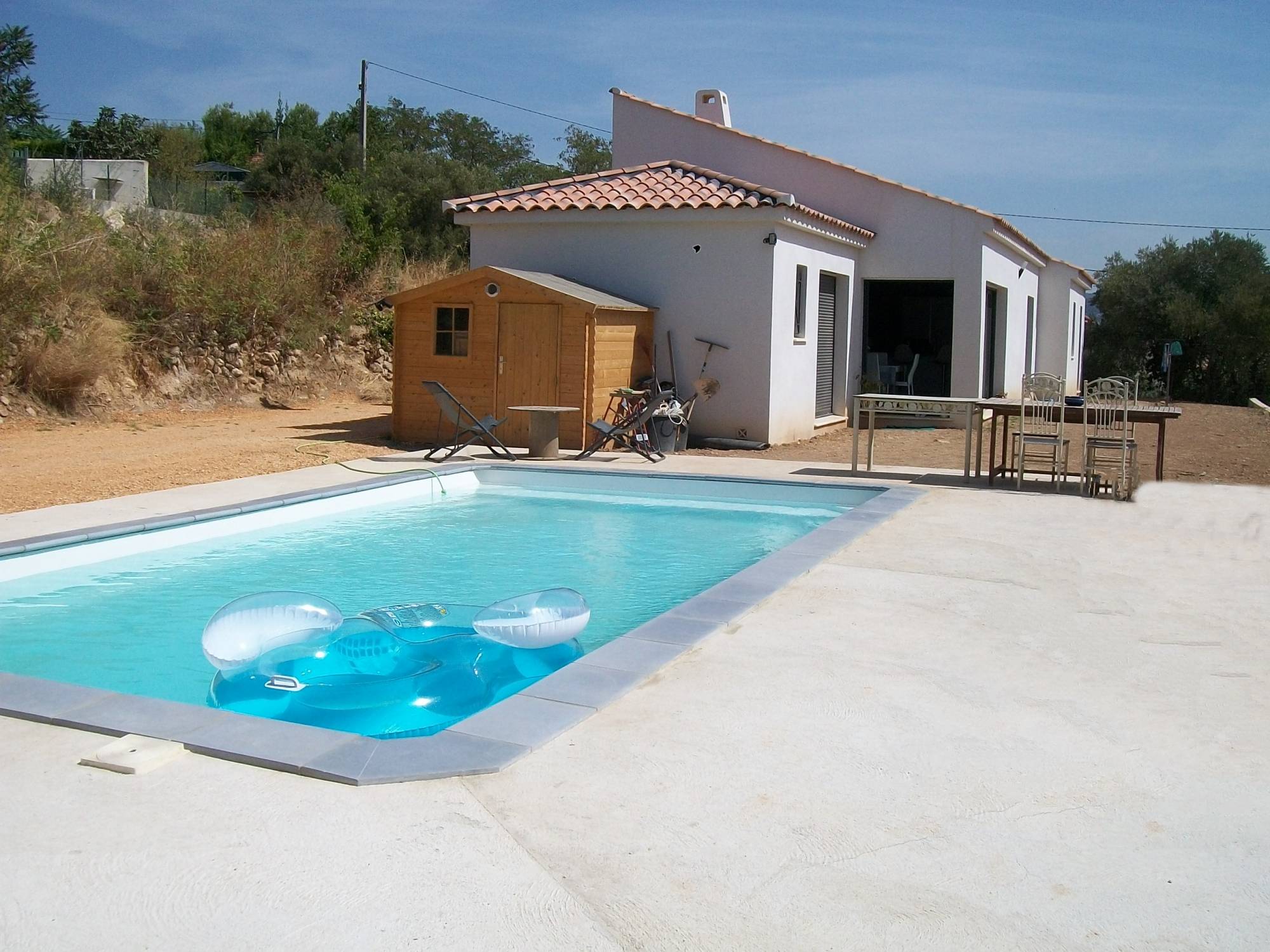 A vendre à Plan de Cuques villa neuve de 6 pièces avec piscine