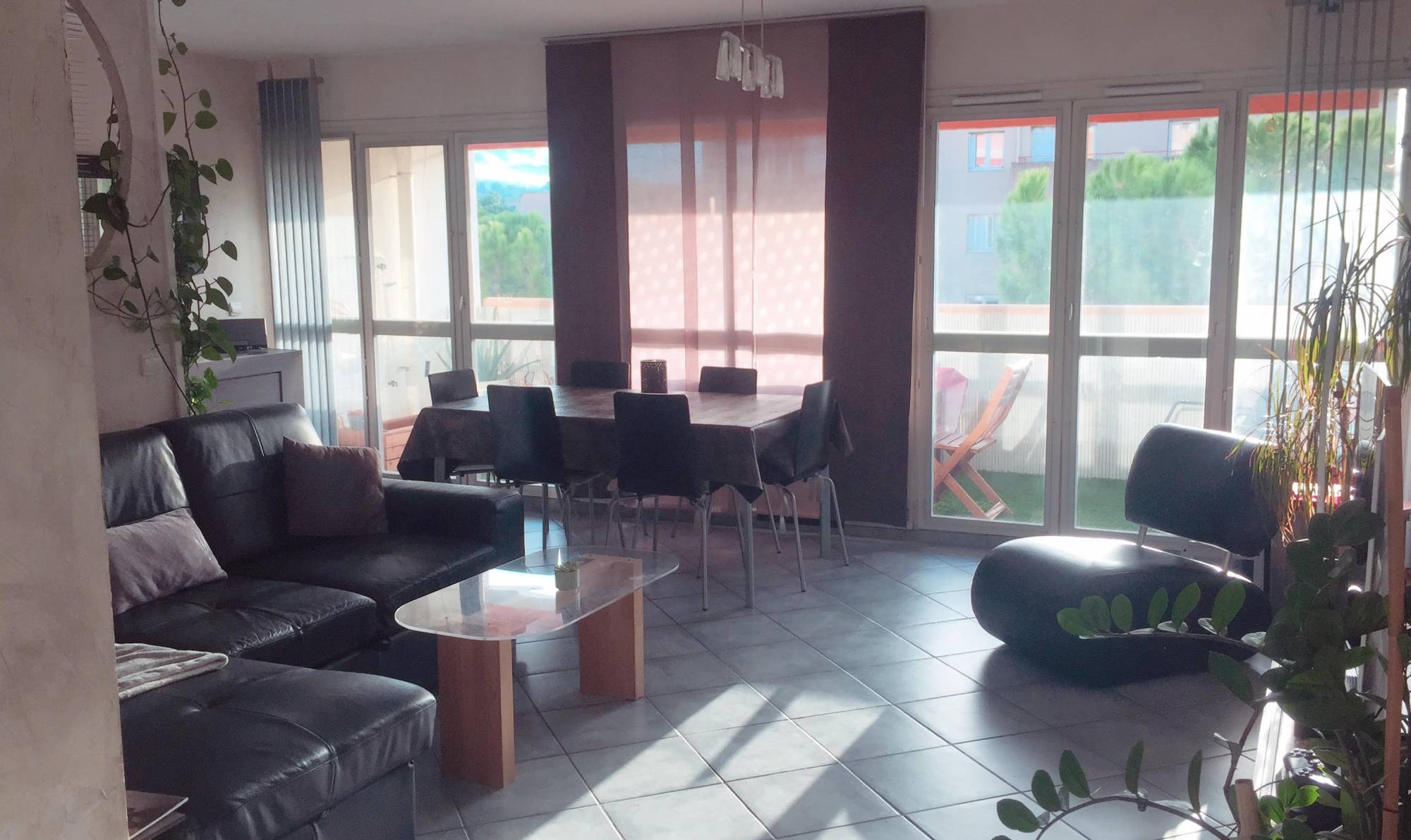 a la vente sur le secteur de plan de cuques appartement avec 2 chambres et cuisine équipée entièrement rénovée