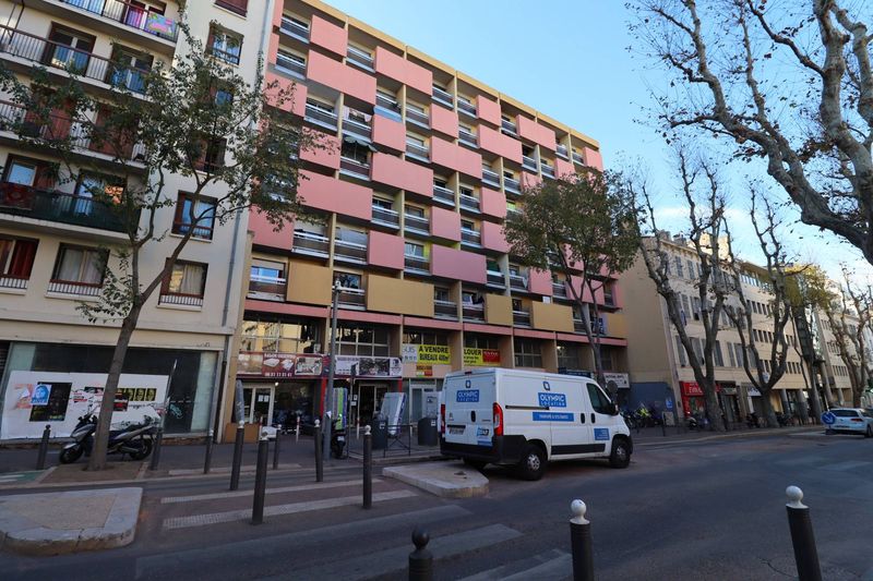 A vendre Spécial investissement locatif - Appartement 1 pièces de 29 m2 avec balcon en plein coeur du Centre ville de Marseille Quartier Saint Lazare 13003 Marseille