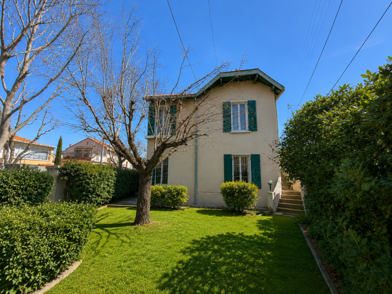Rare à la vente – Maison de charme avec jardin arboré et garage – Bois Luzy / Saint-Barnabé