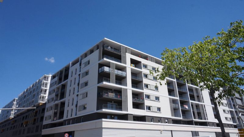 A vendre logement occupé pour investissement locatif appartement 3 pièces avec terrasse et place de parking privative Saint Loup 13010 Marseille