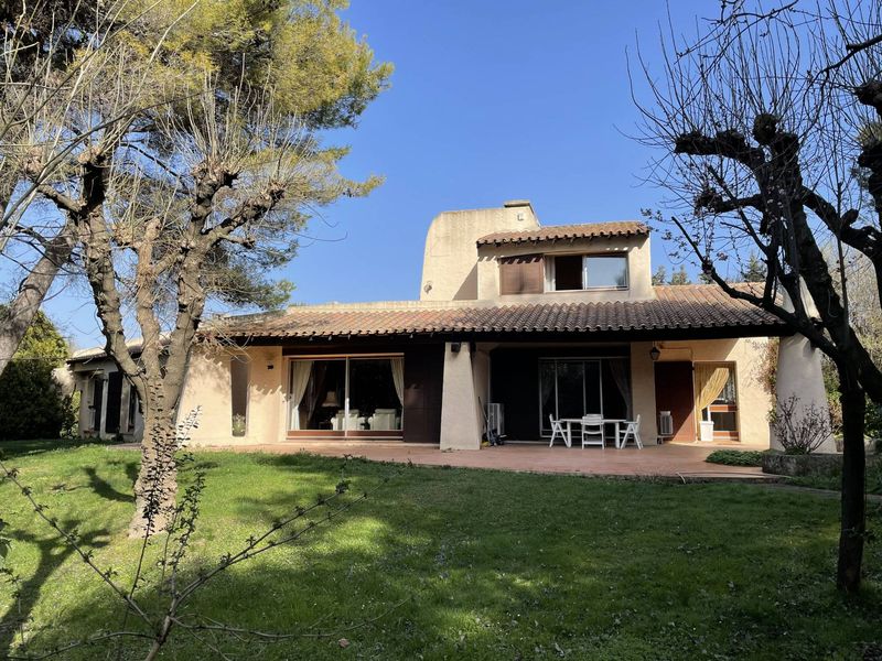 A vendre sur magnifique parc arboré de 7 600 m², villa d'architecte des années 80 de 172 m² avec garage, piscine niché au cœur du 12ème arrondissement de Marseille proche du village des Trois Lucs 13012 Marseille