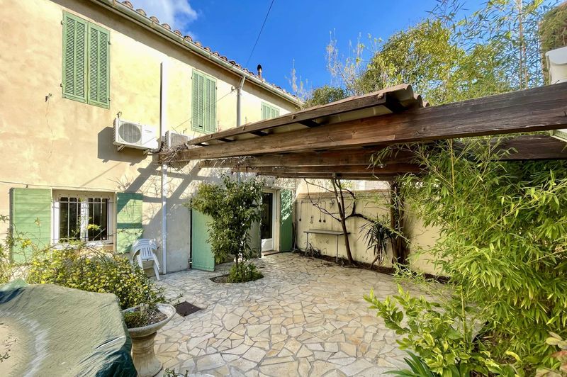 A l'achat maison de ville mitoyenne d'un côté en R+1 avec place de parking privative au coeur du village de Saint Barnabé 13012 Marseille