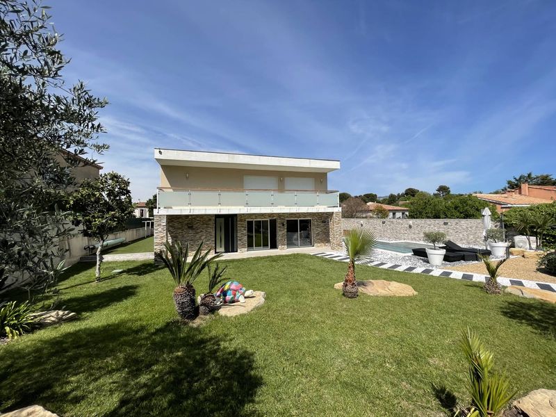 villa A vendre villa de 200 m² avec 6 pièces (4 chambres+1bureau) sur parcelle de 700 m² avec terrasses et piscine Saint Julien 13012 Marseille