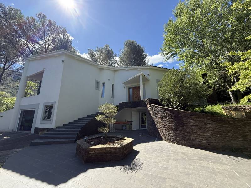 Propriété d’architecte 322 m² habitables + 140 m² de dépendances sur terrain arboré de 8 000 m² – Calme absolu