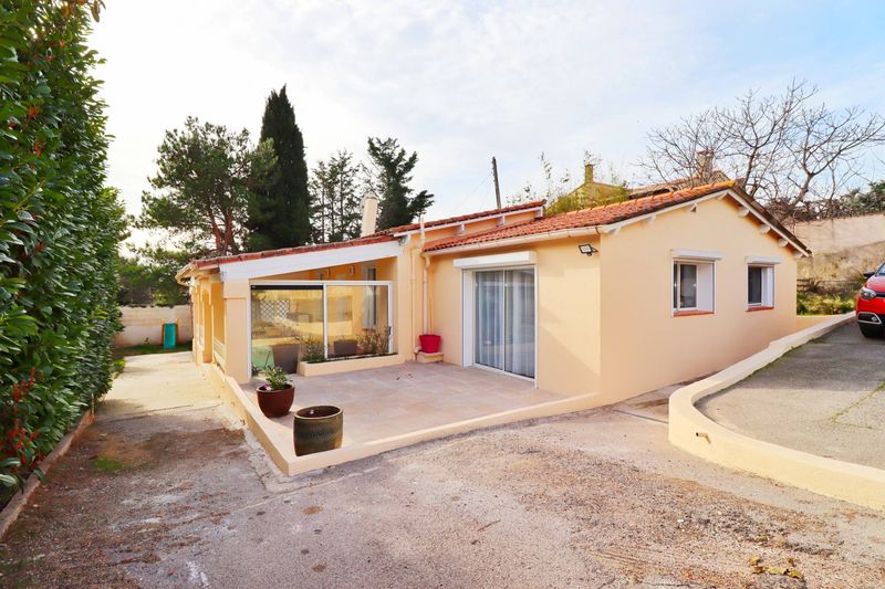 A vendre villa de plain pied avec 3 chambres, terrasse, garage et piscine 13240 Septèmes les vallons