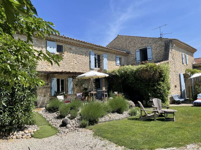 A vendre bastide en pierre d'environ 155 m² avec 4 chambres sur une parcelle de 884 m² 84820 VISAN