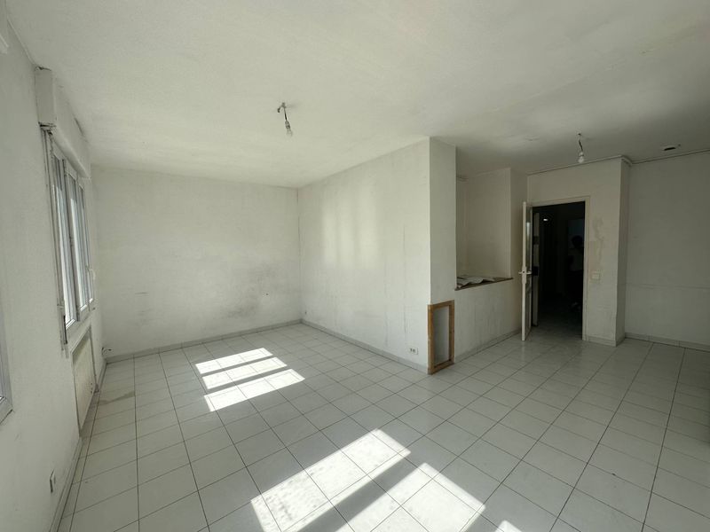 Immeuble de rapport avec local professionnel et  places de parking Capelette 13010 Marseille