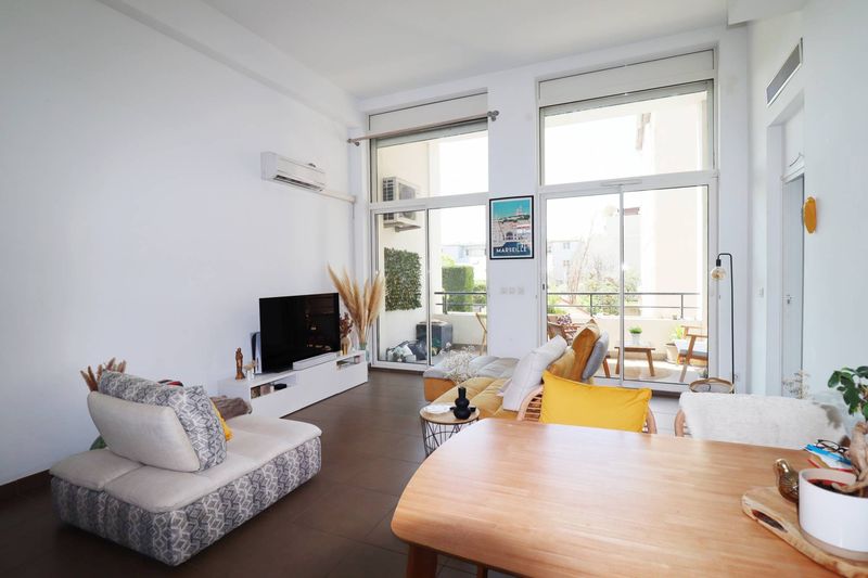 L'agence immobilière provencia vous propose à l'achat, pour un investissement un appartement 3 pièces sur le village de Saint Barnabé.