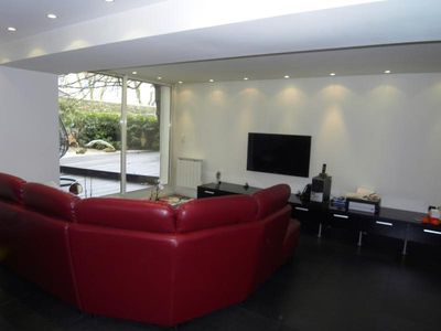 espace de vie avec cuisine ouverte entièrement équipée