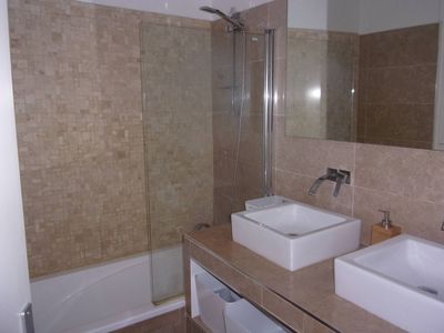 salle de bains double vasque A vendre appartement 4 pièces de 91 m² secteur recherché Rond point du prado 13008 Marseille