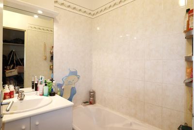 salle de bain A vendre - T2 investissement locatif - logement occupé - Bon secours - 13014 Marseille