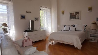chambre  A vendre maison type bastide entièrement rénovée de manière contemporaine. Mitoyenne d'un côté, en R+1 d'une supercifie de 120 m² avec un jardin d'environ 150 m².