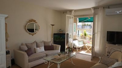 séjour type 2 à la vente proposé par l'agence Provencia immobilier dans bel immeuble années 60