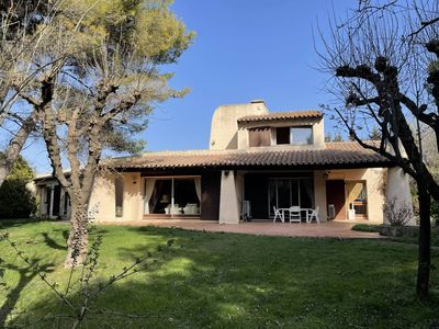 A vendre sur magnifique parc arboré de 7 600 m², villa d'architecte des années 80 de 172 m² avec garage, piscine niché au cœur du 12ème arrondissement de Marseille proche du village des Trois Lucs 13012 Marseille