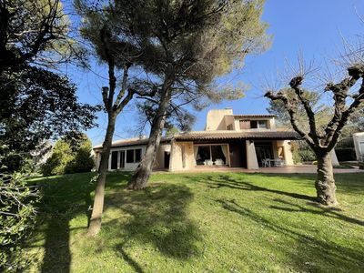 A vendre sur magnifique parc arboré de 7 600 m², villa d'architecte des années 80 de 172 m² avec garage, piscine niché au cœur du 12ème arrondissement de Marseille proche du village des Trois Lucs 13012 Marseille