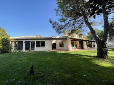 A vendre sur magnifique parc arboré de 7 600 m², villa d'architecte des années 80 de 172 m² avec garage, piscine niché au cœur du 12ème arrondissement de Marseille proche du village des Trois Lucs 13012 Marseille