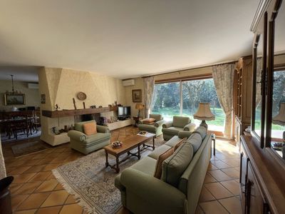 A vendre sur magnifique parc arboré de 7 600 m², villa d'architecte des années 80 de 172 m² avec garage, piscine niché au cœur du 12ème arrondissement de Marseille proche du village des Trois Lucs 13012 Marseille