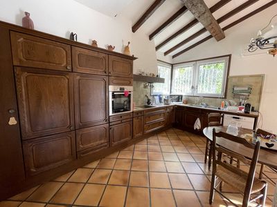 A vendre sur magnifique parc arboré de 7 600 m², villa d'architecte des années 80 de 172 m² avec garage, piscine niché au cœur du 12ème arrondissement de Marseille proche du village des Trois Lucs 13012 Marseille