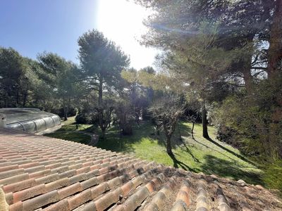 A vendre sur magnifique parc arboré de 7 600 m², villa d'architecte des années 80 de 172 m² avec garage, piscine niché au cœur du 12ème arrondissement de Marseille proche du village des Trois Lucs 13012 Marseille