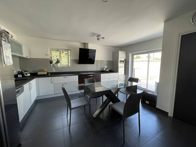 cuisine A vendre villa de 200 m² avec 6 pièces (4 chambres+1bureau) sur parcelle de 700 m² avec terrasses et piscine Saint Julien 13012 Marseille