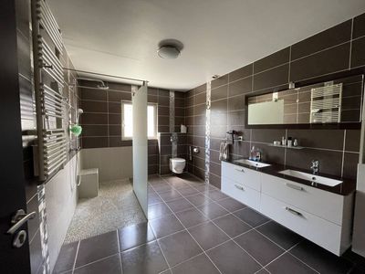 salle de bain A vendre villa de 200 m² avec 6 pièces (4 chambres+1bureau) sur parcelle de 700 m² avec terrasses et piscine Saint Julien 13012 Marseille