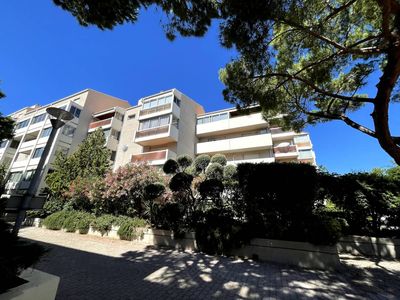 résidence A vendre grand 2 pièces 50 m² en rez de chaussée avec terrasse de 33 m² et place de parking privative Prado-Plage 13008 Marseille