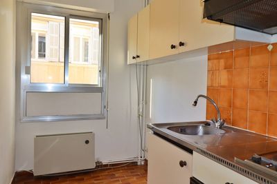 cuisine A vendre appartement 2 pièces de 43 m² avec balcon et cave situé entre Castellane et Préfecture 13006 Marseille