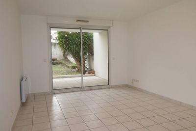 séjour A vendre appartement 3 pièces avec terrasse, jardin et place de parking privative Saint Barnabé 13004 Marseille