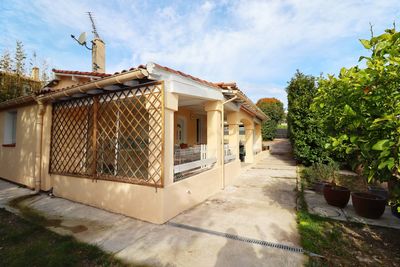 A vendre villa de plain pied avec 3 chambres, terrasse, garage et piscine 13240 Septèmes les vallons