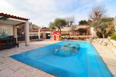 A vendre villa de plain pied avec 3 chambres, terrasse, garage et piscine 13240 Septèmes les vallons