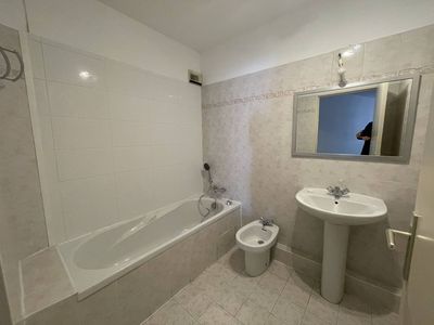 salle de bains A vendre appartement 2 pièces de 50 m² avec terrasse, place de parking privative et cave, magnifique vue mer  06240 Beausoleil