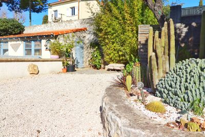 Rare à la vente, villa avec jardin, garages et piscine - Village de Bois Luzy 13012 Marseille