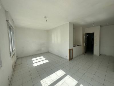 Immeuble de rapport avec local professionnel et  places de parking Capelette 13010 Marseille