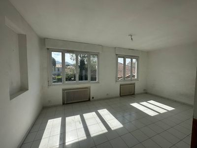 Immeuble de rapport avec local professionnel et  places de parking Capelette 13010 Marseille