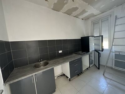 Immeuble de rapport avec local professionnel et  places de parking Capelette 13010 Marseille