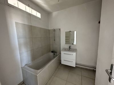 Immeuble de rapport avec local professionnel et  places de parking Capelette 13010 Marseille