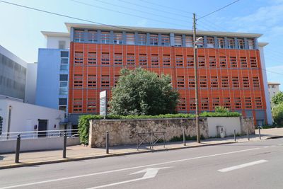 L'agence immobilière provencia vous propose à l'achat, pour un investissement un appartement 3 pièces sur le village de Saint Barnabé.