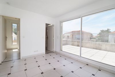 chambre avec terrasse A vendre maison de type 5  avec jardin et piscine entre Saint Julien et Beaumont 13012 Marseille