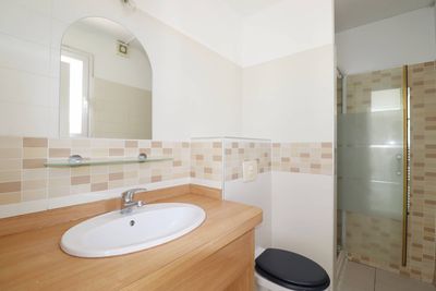 salle de douche A vendre maison de type 5  avec jardin et piscine entre Saint Julien et Beaumont 13012 Marseille