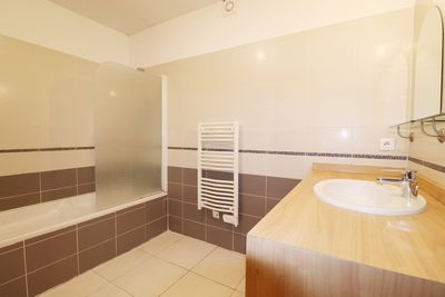 salle de bain A vendre maison de type 5  avec jardin et piscine entre Saint Julien et Beaumont 13012 Marseille